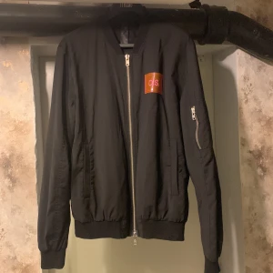 Odeur studio jacka - Använd knappt 2 gånger, är helt som ny.  Storlek är large men funkar om man är en medium då den ska vara lite pösig i pass formen. Nypris 4000