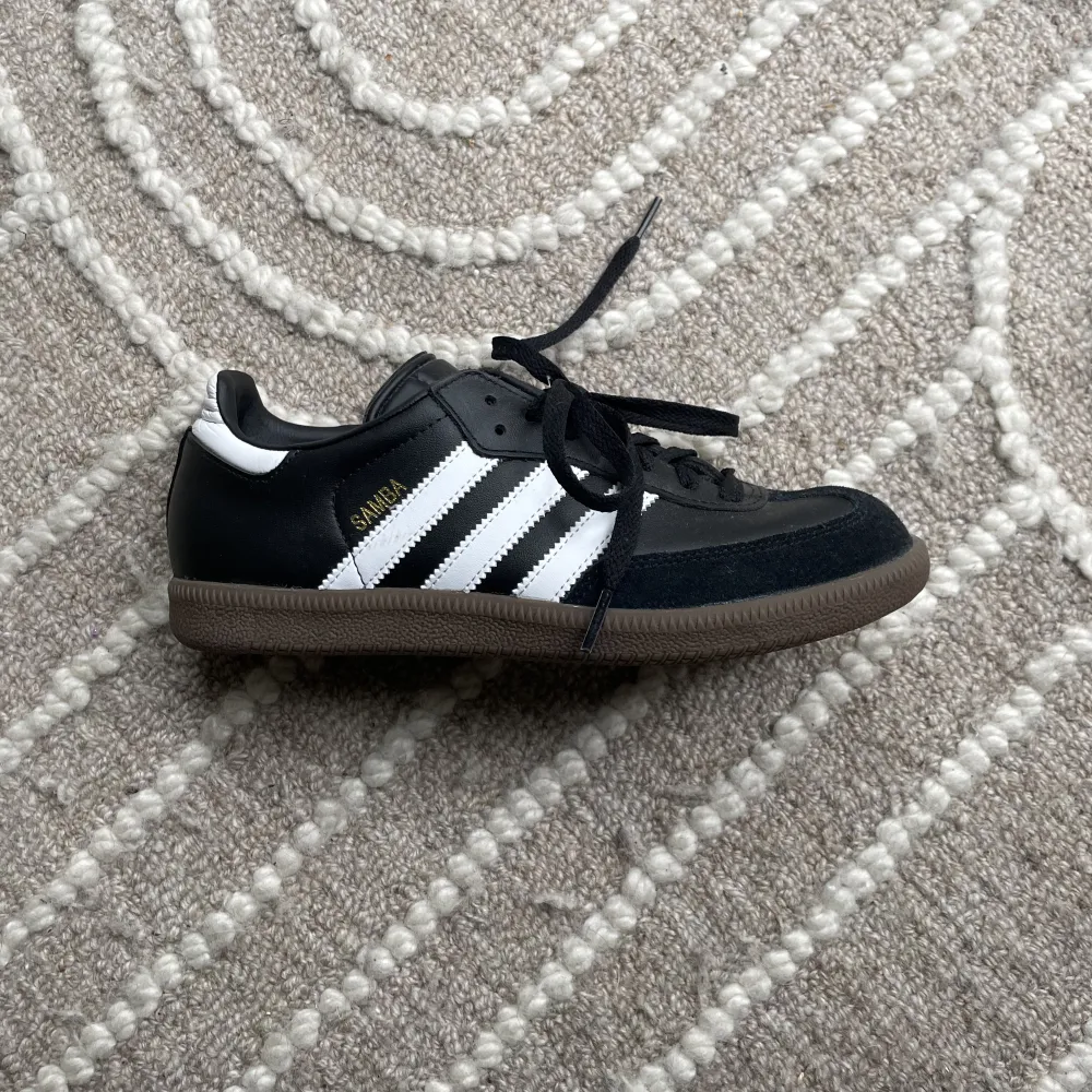 Ett par Avesta adidas samba , använda en gång säljer då dem ej kommer till användning , skicka för fler bilder ( köparen står för frakten ) 💕💕. Skor.