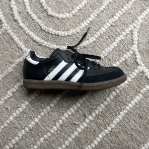 Adidas samba  - Ett par Avesta adidas samba , använda en gång säljer då dem ej kommer till användning , skicka för fler bilder ( köparen står för frakten ) 💕💕