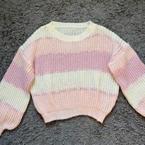 Helt ny, oanvänd stickad tröja i storlek S.  Säljer för 100 kr, kan hämtas i Kalmar eller skickas mot fraktkostnad.