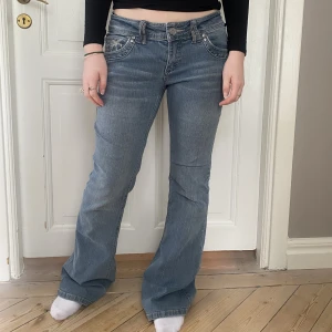 Lågmidjade bootcutjeans - Jättesnygga lågmidjade bootcutjeans med supersöta fickor baktill💞Jättebra skick! Passar M, kanske S också! Skriv vid funderingar och kolla in mina andra annonser🤩