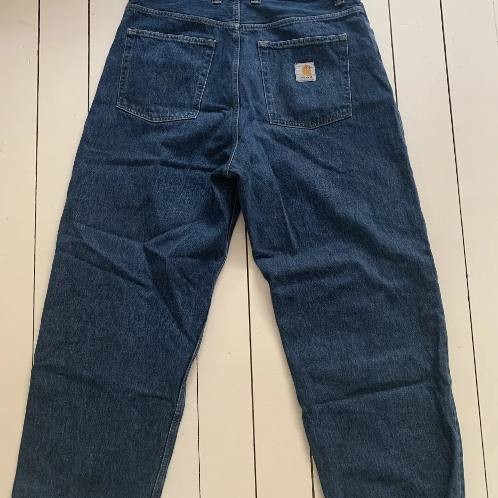 Riktigt snygga Carhartt jeans! Färgen är mörkblå och de sitter som Big boys. Storlek L . Jeans & Byxor.