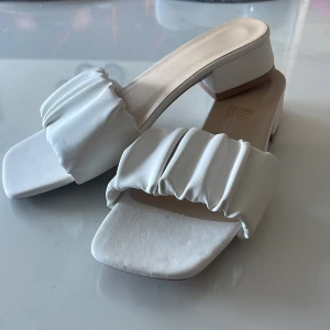 Sandaletter - Sandaletter med klack cirka 4 cm, aldrig använda, se undersidan