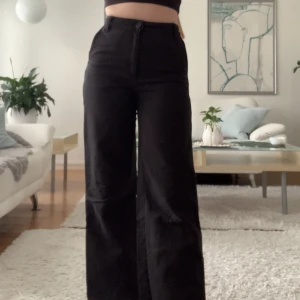 Wide jeans från weekday - Svarta byxor från weekday, fint skick