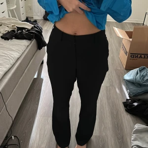 kostymbyxor  - svarta kostymbyxor , knappt använda, ganska höga i midjan sitter fint och har bra längd
