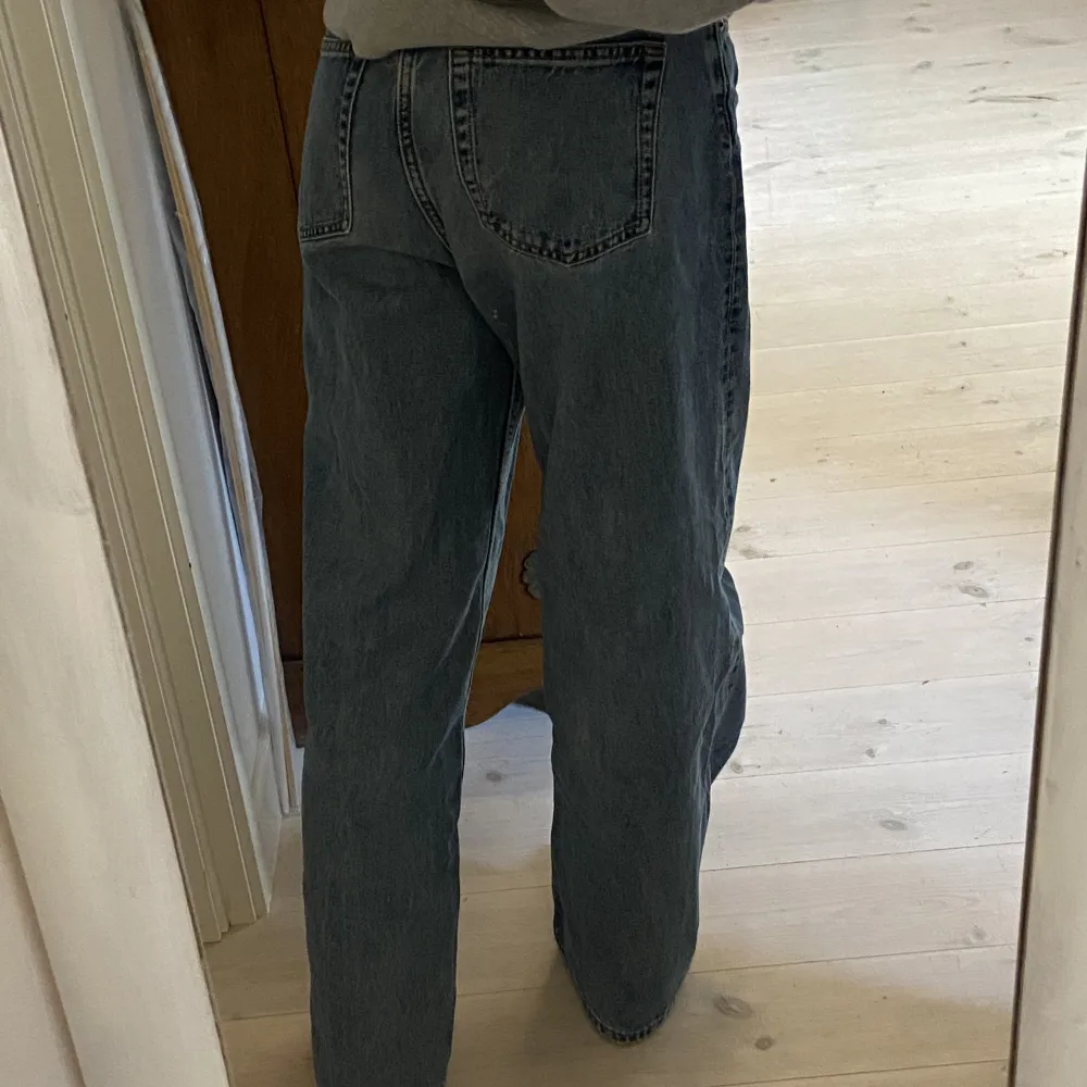 Säljer dessa supersnygga jeans från Monki💞. Har använts några gånger men är lika snygga som när jag köpte dem. Sitter midrise/lowrise på mig. Midjemått: ca 70 cm Innerbenslängd: 76cm. Nypris: 400 kr💞Fråga gärna om du undrar över något!😊🌸. Jeans & Byxor.