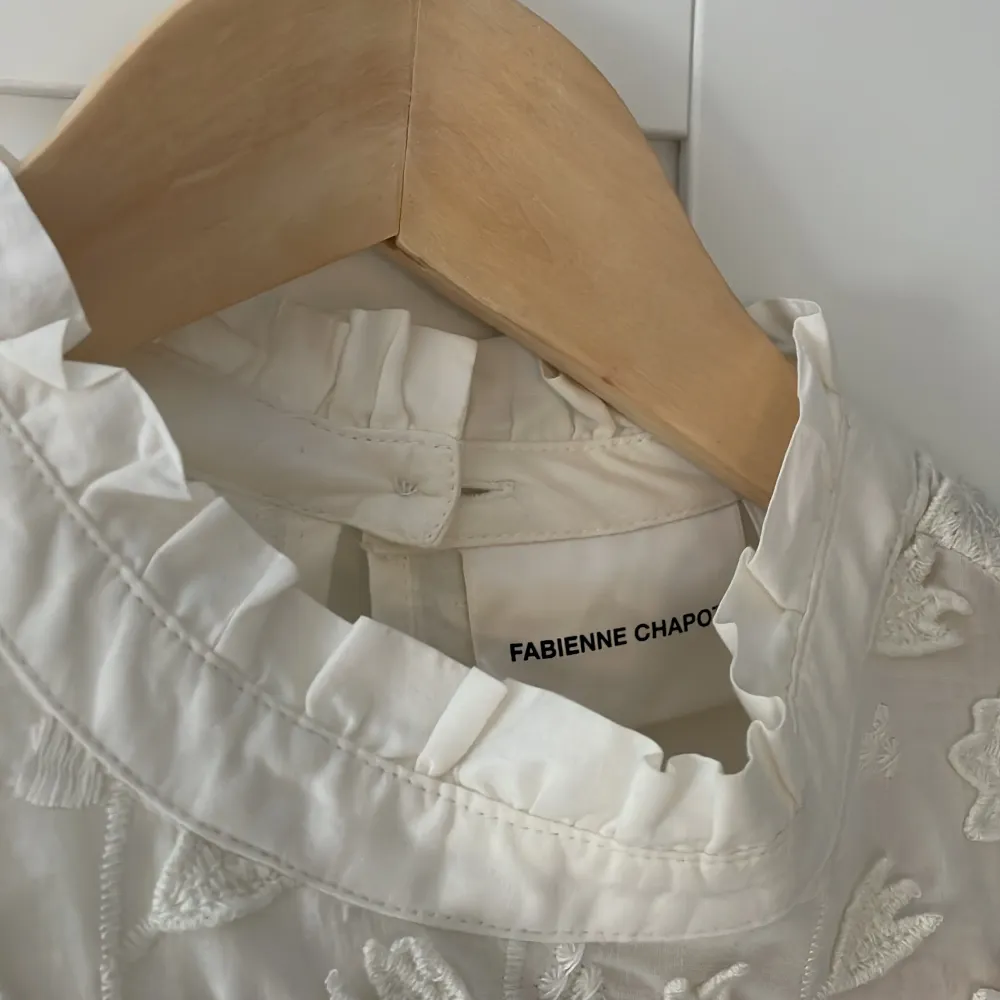 Säljer denna supersöta blusen ifrån Fabienne Chapot då den knappt har används. Nypris är ca. 1700kr. Kontakta vid intresse eller fler bilder!. Blusar.