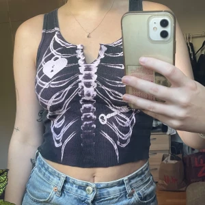 Linne - Ett supercoolt ribbat linne med brottarrygg och skelettryck