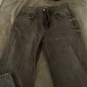 Raka jeans från Gina i färgen grå svart. Knappt använda och i väldigt bra skick. Medel midja. 