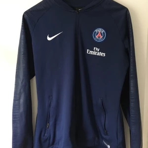 PSG tröja dam  - Psg tröja dam st M.  Landslagströja från 2018. Jag har knappt använt den så den är i som nyskick.  Den säljs inte längre 