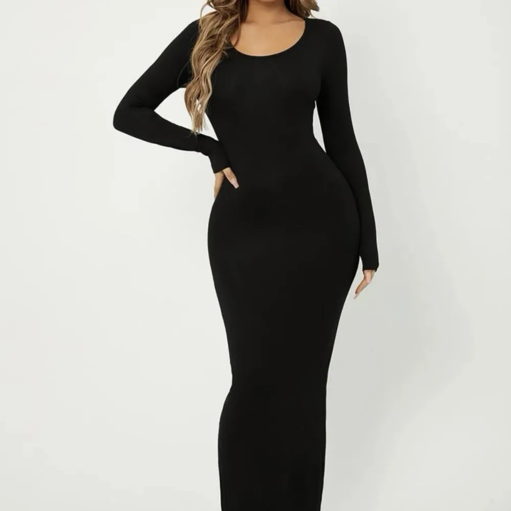 En svart långklänning som sitter super bra och är superfin. Perfekt till hösten🍁🍂 120kr+frakt.. Klänningar.