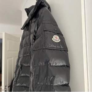 Säljer min moncler jacka i modellen bady, strl 2 (M).  Säljer såpass billigt då jag har ramlat med jackan och det blev ett litet hål/skrapmärken som nu är ihop sytt (se bild 2). Som knappt syns💞💞Givetvis äkta! Säljer för 4000kr nypris 11 499kr