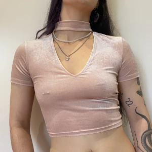 Velvet Topp H&M  - Superfin velvet topp från HM. Använd en gång🫶🏻 #velvet #hm #hmtrend #bikbok #fest #festkläder #nyår #rosa #rosatopp #velvettopp #sammet #sammettopp #magtröja #croptop #90s #80s #vintage #kawaii #cute #nyår #högtid #malmö #skåne #lund #humana #secondhand 