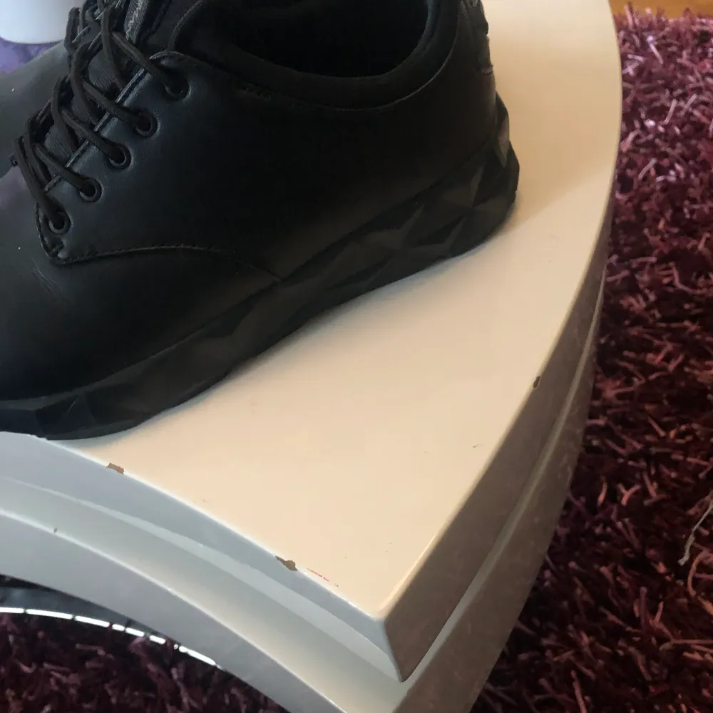 Emporio Armani dam sneakers , skinnsvart 39, använt två gånger nästan ny , köpte från zalando , är liten i sin storlek och ska passar 38 bättre .. Skor.