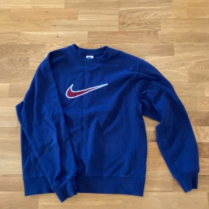 Nike sweatshirt  - Säljer en snygg Nike sweatshirt som knappt är använd. Skick 9/10. Säljer pga att den inte passar längre. Sitter som en M. Skriv för mer bilder eller frågor.