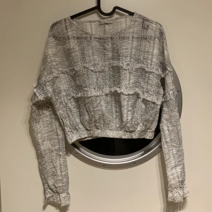 Zara långärmad fest topp - Fin topp jag fått många komplimanger för! Spetsmönster i grå/vita nyanser.