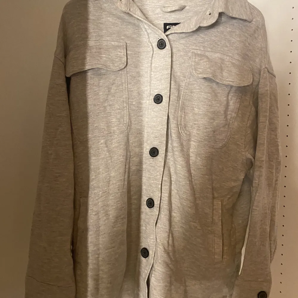 Grå overshirt köpt på new yorker, tror inte att modellen finns kvar. Stl S men den är oversized och därför större än vad en vanlig S brukar vara. Använd fåtal gånger men passar inte min stil längre. . Jackor.