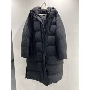 Vinterjacka Vero moda - Vinter jacka från Veromoda med äkta dun. Jackan har kommit till användning under en halv vinter, det vill säga att den är i toppskick utan några slitage. Den är köpt i butik för 1650kr, men säljes för 700 (pris kan diskuteras).