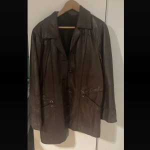 Jacka - Läderjacka i mörkröd färg 