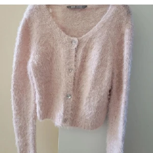 Kofta - Kofta från Lindex i storlek 146/152. Endast använd 1 gång, så i jättebra skick :) Kan fraktas, men köparen står för frakten 💕