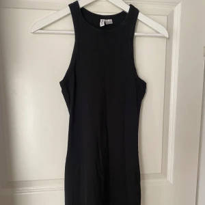 Kort thigth klänning - En kort thigth klänning ifrån hm. Passar tyvärr inte längre så har valt att sälja den. Använd endast ett fåtal gånger och är i bra skick. Vid flera frågor är det bara att skriva❤️