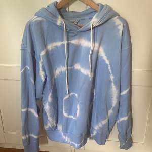 Oversized hoodie med tiedye tryck