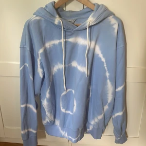 Hoodie - Oversized hoodie med tiedye tryck