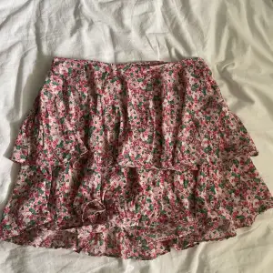 Jättefin kjol ifrån zara som köptes förra sommaren. Endast använd 1 gång. Har inbyggda shorts inuti🤩