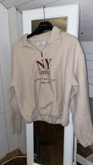 Fleece Bershka  - Fleece från Bershka  Storlek L men är liten i storlek, så skulle mer säga Medium!