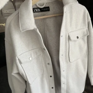 Zara - Säljer min jättefina, aldrig använd zara kappa strl Xs, lånade bilder, skriv för fler/frågor💖 nypris 400