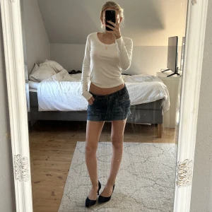 Lågmidjad jeanskjol - Lågmidjad jeanskjol som jag har sytt själv. Sitter sjukt snyggt!! 110kr plus frakt💕