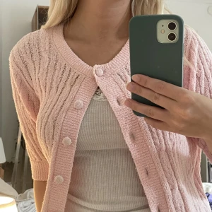 Virkad kofta - Säljer denna otroligt söta virkade kofta från & other stories.  Den är kortärmad och rosa i strl S 🌸💐💓