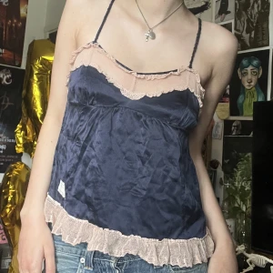 Odd molly linne! - Mörkblå odd molly linne med rosa spets! köpt på sellpy men jag har knappt använt den, satin material ⭐️