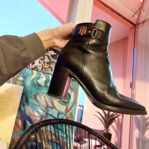 Tommy Hilfiger  - Säljer dessa snygga boots knappt använda i storlek 39. Passar perfekt till hösten. Nypriset ligger på 3000kr  