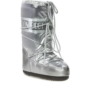 Moon boots  - Säljer tyvärr mina ass snygga silvriga moon boots😭 köpte dom i februari detta år men dom kom inte till så mycket användning💕. Det enda som är fel på bilen är att sulan är inte svart den är vit gul men annars är allt samma😇 