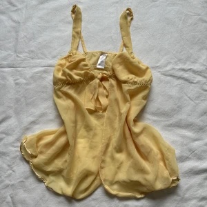 Topp - Supersöt gul topp 