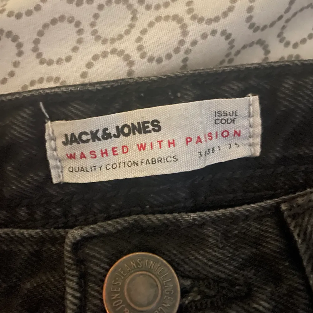 Loose jeans ifrån Jack&jones köpt för 650 kr. Skick 9,5/10 prövat dem en gång men den var för små.. Jeans & Byxor.