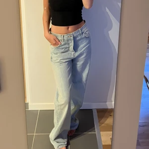 Loose jeans - Säljer dessa snygga jeansen från zara i loose fit. Dem är sjukt snygga men tyvärr får jag ingen användning av de. Dem är använda en gång så i mycket bra skick! Hör av er vid fler bilder eller frågor 🥰🫶🏻 frakt tillkommer