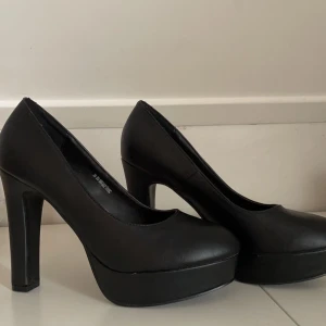 Svarta Klackar  - Använda 2 gånger därav fåtal defekter, jätte bekväma/sköna.🩷