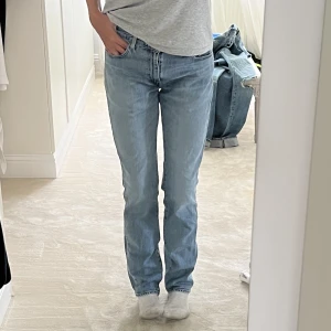 Jeans - Supersnygga midrise jeans som sitter så bra. Storlek 38 men passar både 38/40.❤️