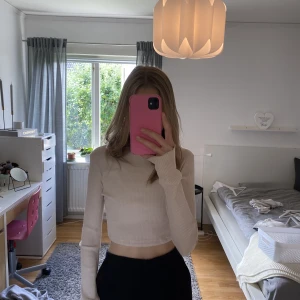 Ribbad tröja Na-kd  - Ribbstickad tröja från NA-KD i strl xs, jag har själv klippt av och sytt upp den så att den är croppad i längden💕