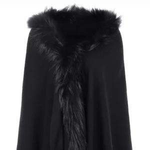 Poncho med äkta päls - Svart cape i 100% ull från Hollies med päls från tvättbjörn runt hals samt längst kant. Som ny! Nypris 1900kr