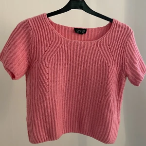 Rosa stickad tröja  - Supersöt rosa stickad kortärmad tröja, använd några gånger men i mycket fint skick.