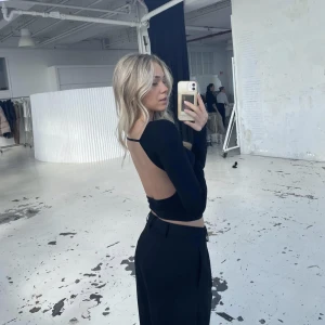 Topp - Säljer denna topp från Design By Si i storlek xs/s. Den är i nyskick! Jag har en äldre modell så bandet där uppe finns inte🫶🥰