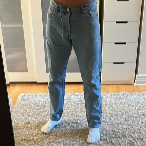 Weekday jeans Barrel - Ljusblåa weekday jeans i modellen Barrel. Lagning gjort mellan benen. Tveka inte på att skicka DM vid frågor.