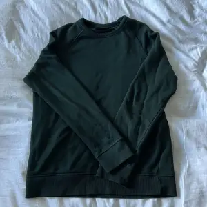 grön sweatshirt från hm i strlk s. inga tecken på användning för knappt använd. fin till en svart kjol på hösten 🤍