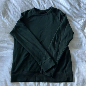 grön sweatshirt - grön sweatshirt från hm i strlk s. inga tecken på användning för knappt använd. fin till en svart kjol på hösten 🤍