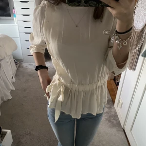 & other stories blus - Vit / cream färgad blus med rosett och knapp detaljer🤍