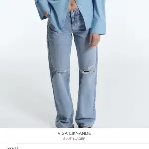 Säljer dessa slutsålda zara jeans! Mid Rise blåa med slitningar och perfekt rak passform! Storlek 36! Skriv för fler bilder / frågor💓