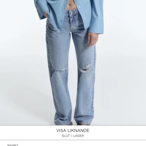Mid Rise zara jeans! - Säljer dessa slutsålda zara jeans! Mid Rise blåa med slitningar och perfekt rak passform! Storlek 36! Skriv för fler bilder / frågor💓